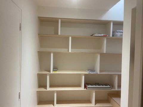 Etagère cage d'escalier