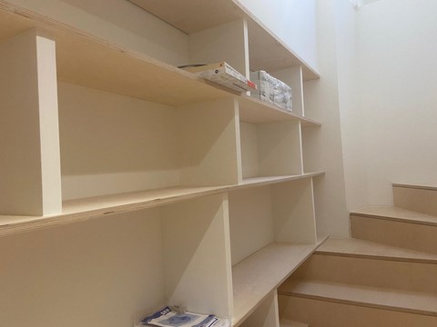 Etagère sur marches